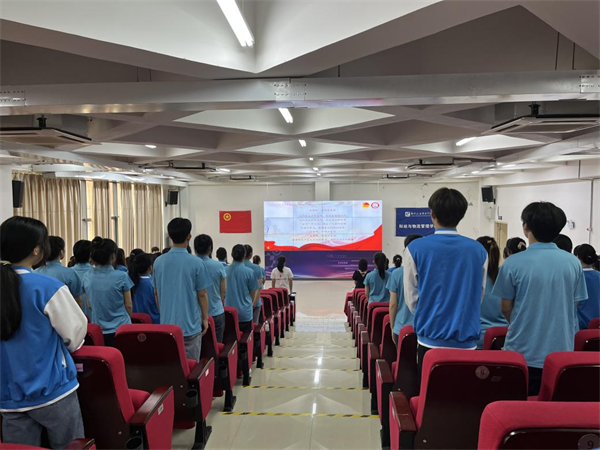 启敏老师为为获得三等奖团支部颁发证书院学生会主席团成员易婧为获得