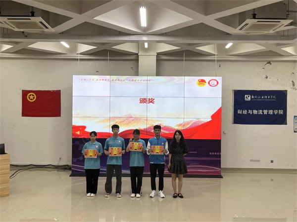 粟启敏老师为为获得三等奖团支部颁发证书院学生会主席团成员易婧为